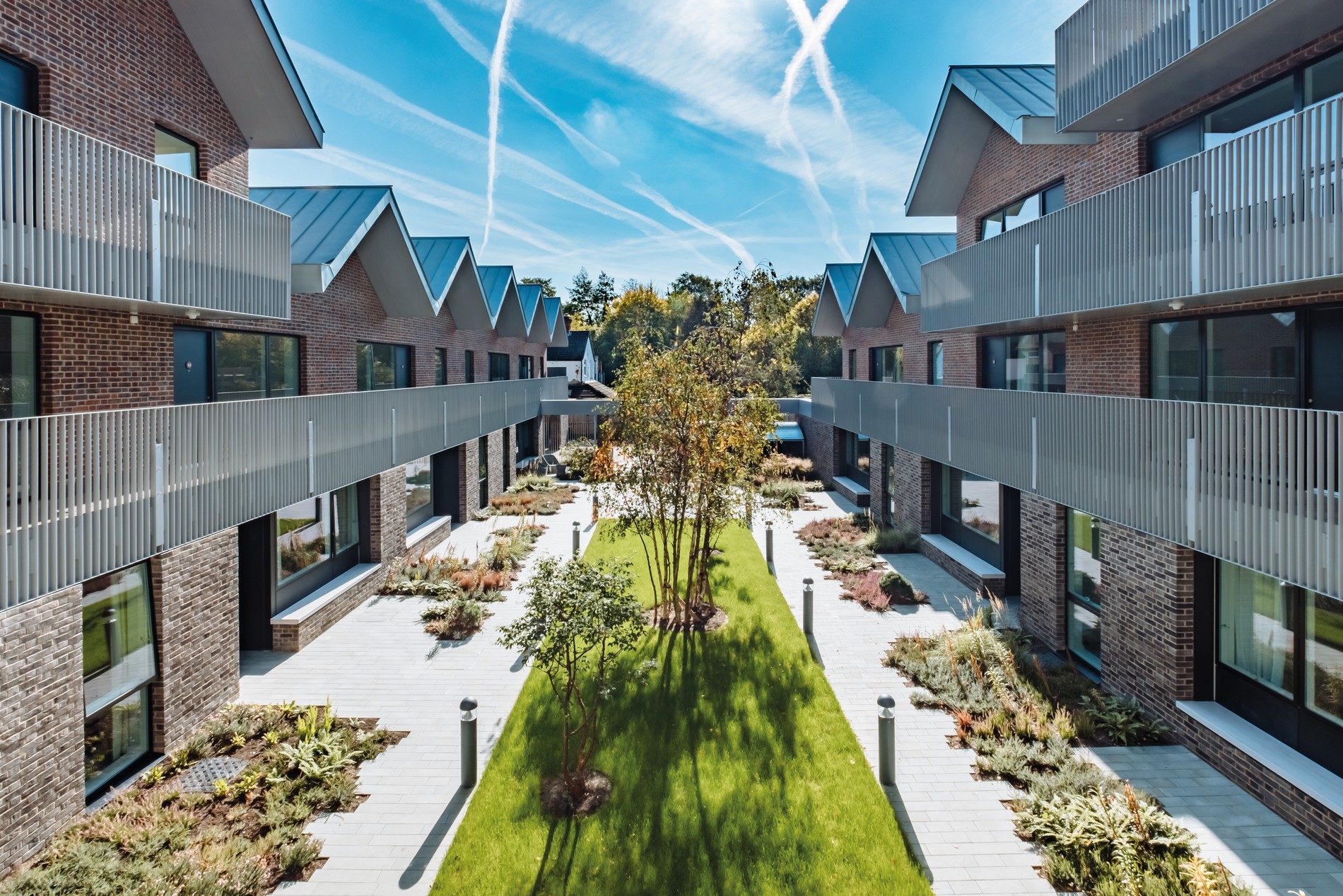 vb1890490 PL Woking Oct 2018 Balcony Courtyard 04 1900x1267