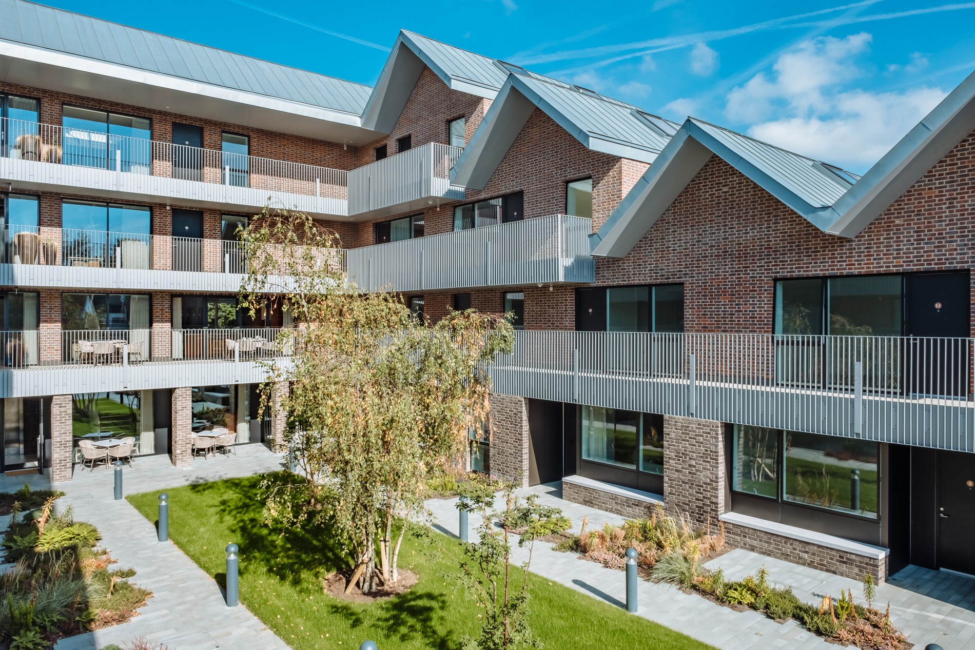 vb1890656 PL Woking Oct 2018 Balcony Courtyard 11 1900x1267