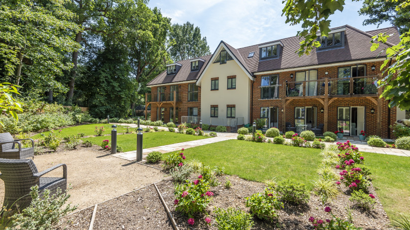 vb1830672 Renaissance Sandhurst Exterior 4 12