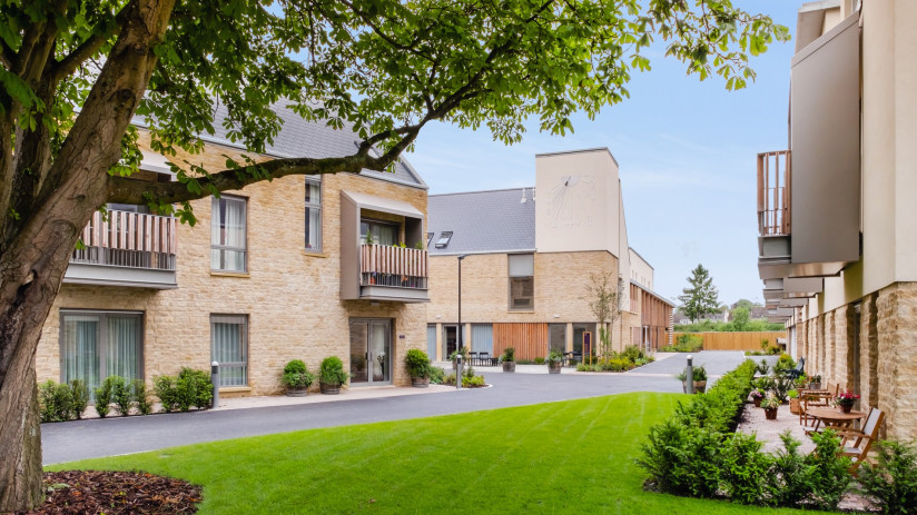 vb1964650 PL Tetbury 01 sky 1900x1267