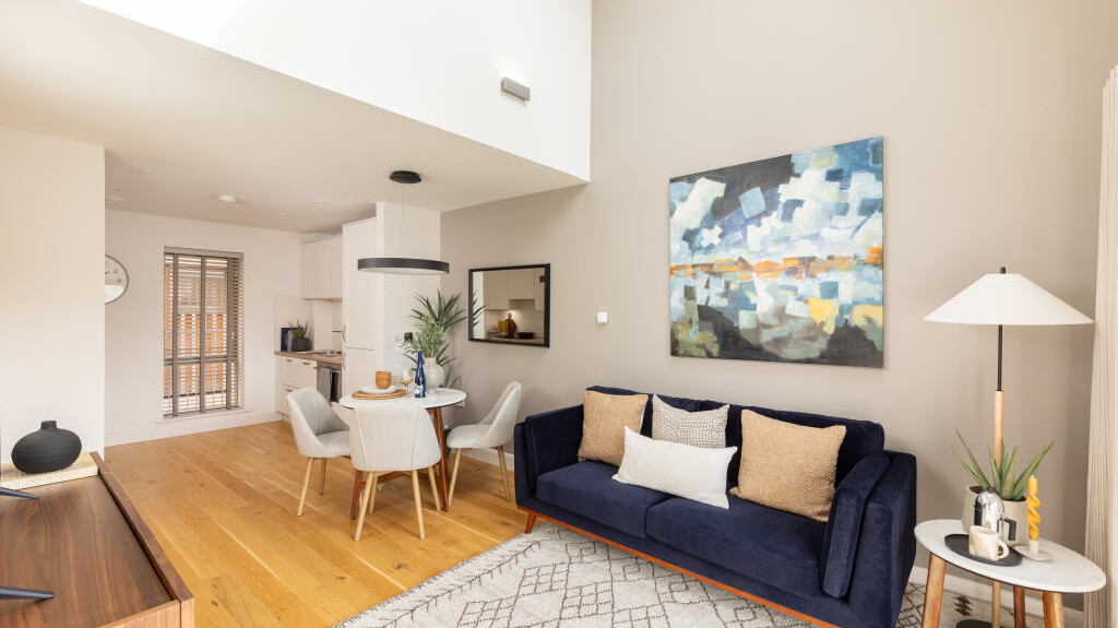 Steepleton Apt 90 1