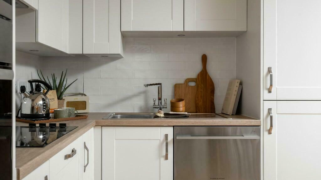 Steepleton Apt 90 3