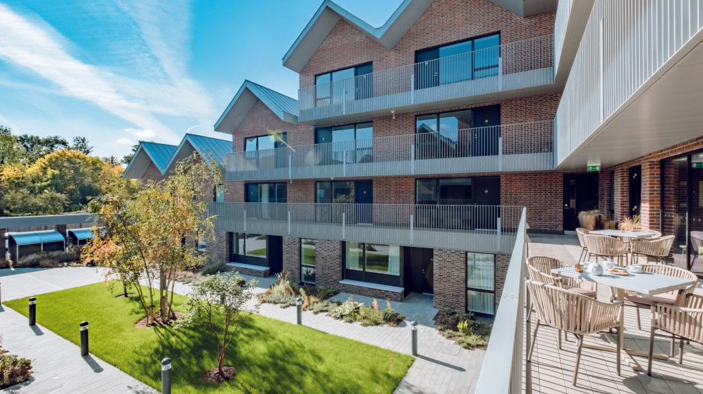 vb1890651 PL Woking Oct 2018 Balcony   Courtyard 07 3200x2133