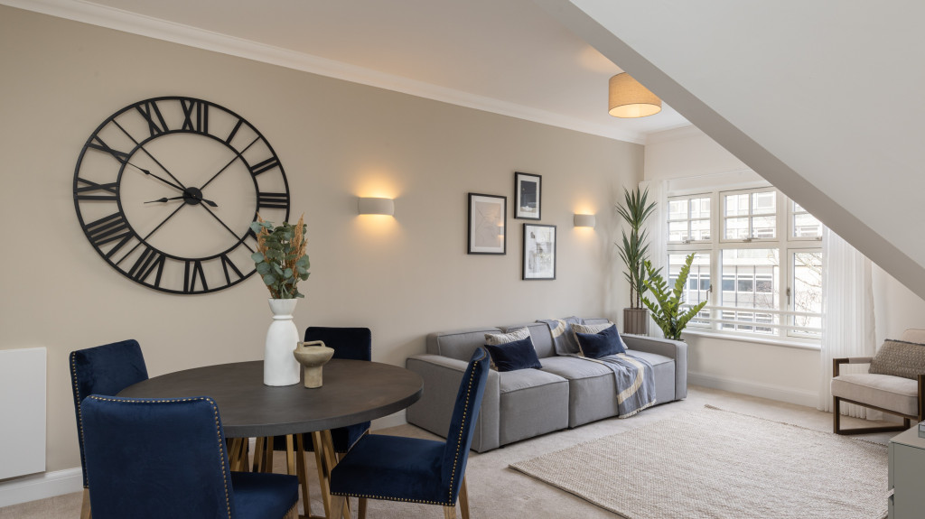 vb2118697 Poole Apt 32 002 3200x2134