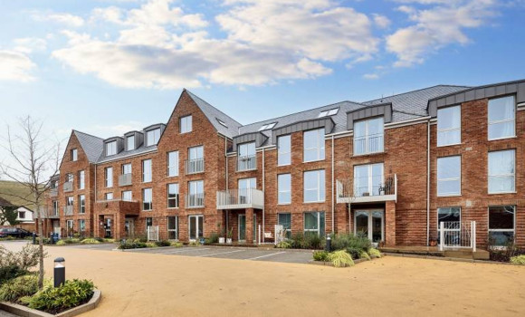 vb5106805 Wooburn blue skies 1600x1067