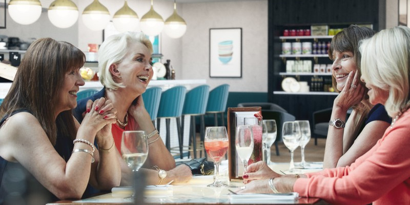 vb1834011 034  CGI 1  Ladies who lunch   Restaurant 2 800x642